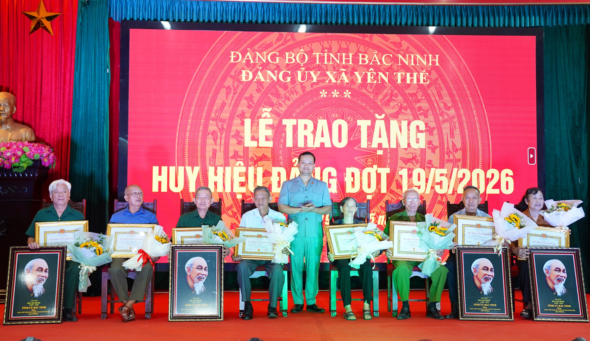 Kỷ niệm Ngày sinh Chủ tịch Hồ Chí Minh và trao Huy hiệu Đảng cho đảng viên đợt 19/5