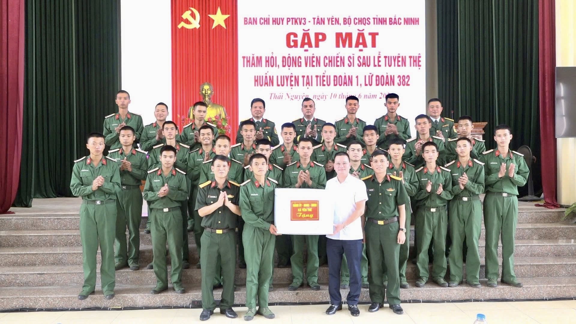Đồng chí Phó Chủ tịch Thường trực UBND xã dự lễ tuyên thệ chiến sĩ mới tại Lữ đoàn 382